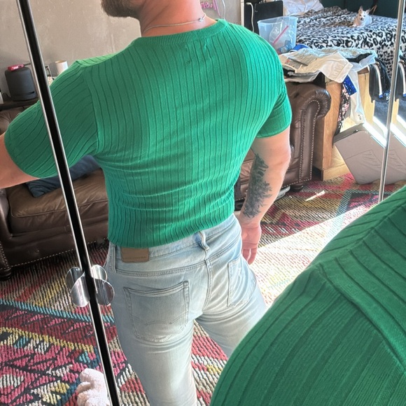 Green ribbed short sleeve shirt with keyhole across the chest men’s size medium - Picture 3 of 9